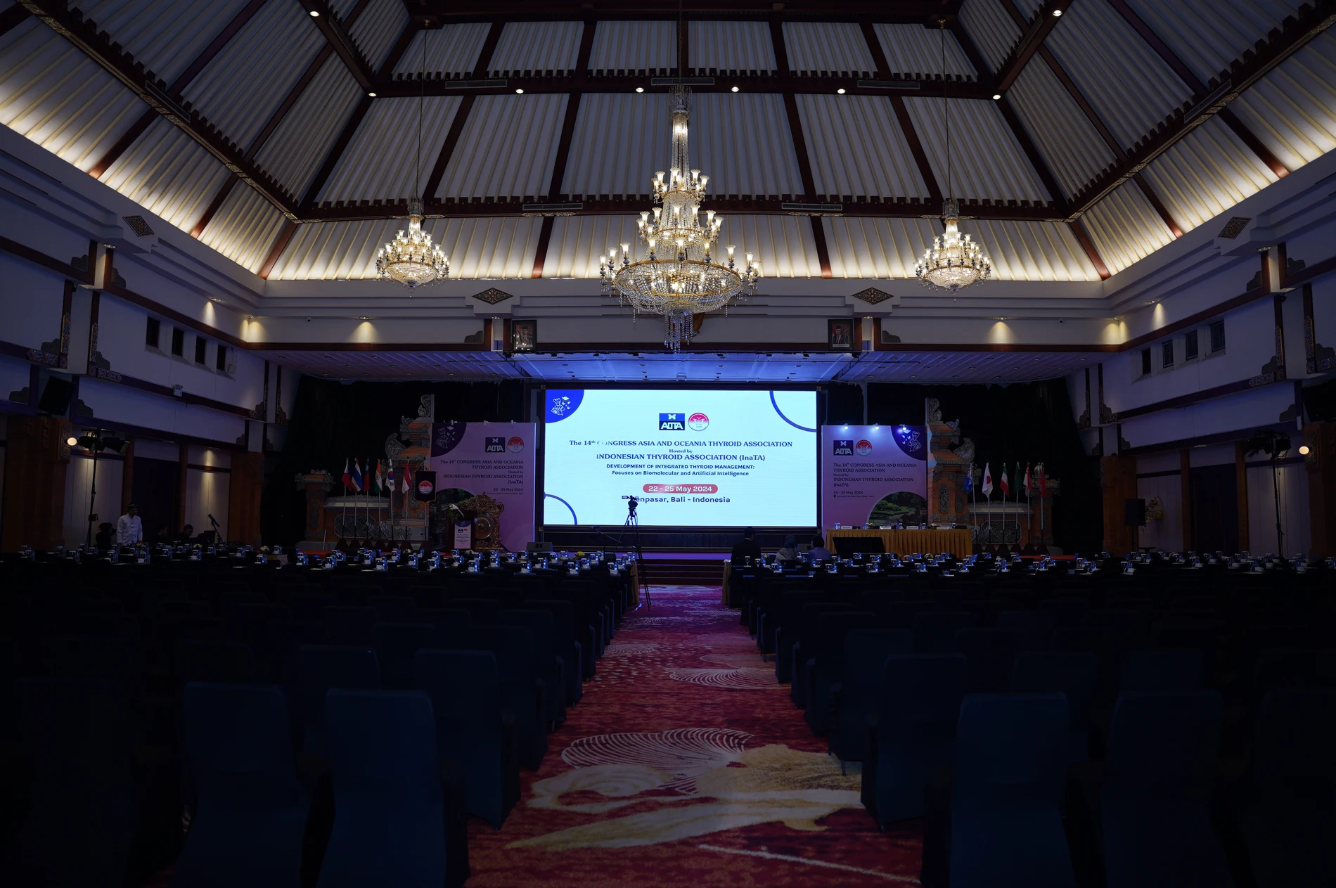 Ballroom Kongres AOTA Bali 2024 dengan chandelier dan panggung utama dalam dokumentasi ICM